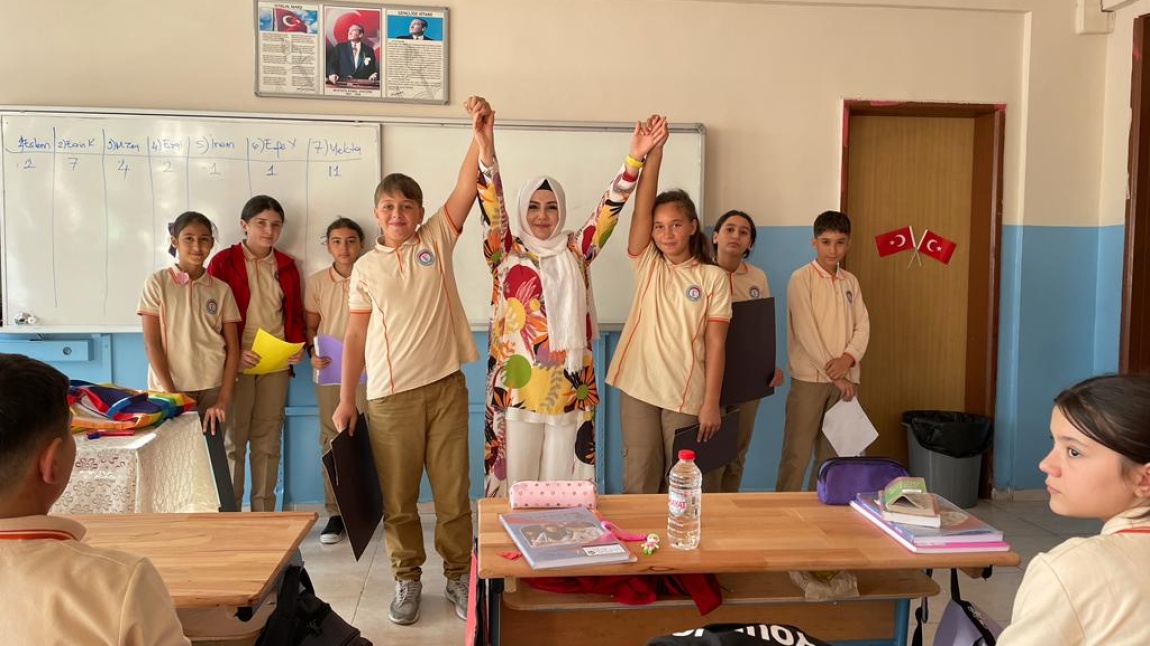 7-AA sınıfı,  sınıf öğretmenleri Ayşenur Yılmaz öncülüğünde yapılan demokratik bir seçimle sınıf başkanlarını seçtiler.